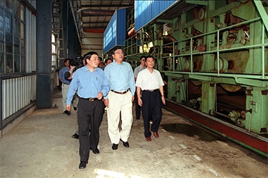 2000年9月19日，時任浙江省委書記張德江一行視察公司