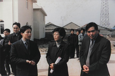 2001年2月20日，時任國家環(huán)保局副局長汪紀(jì)戎一行視察公司