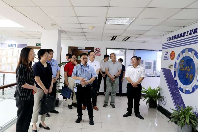2020年7月14日，時任浙江省總工會黨組成員、副主席張衛(wèi)華一行蒞臨景興紙業(yè)調(diào)研推進新時代產(chǎn)業(yè)工人隊伍建設(shè)改革工作