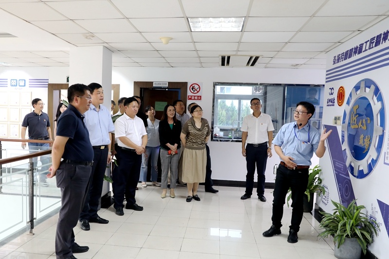 2020年7月29日，時任浙江省政協(xié)常委、社法委副主任、省總工會副主席、一級巡視員董建偉蒞臨景興紙業(yè)調(diào)研新時代工匠培育工作