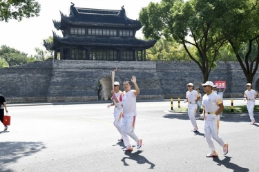 笑臉與熱情刷屏！這名火炬手是景興人！